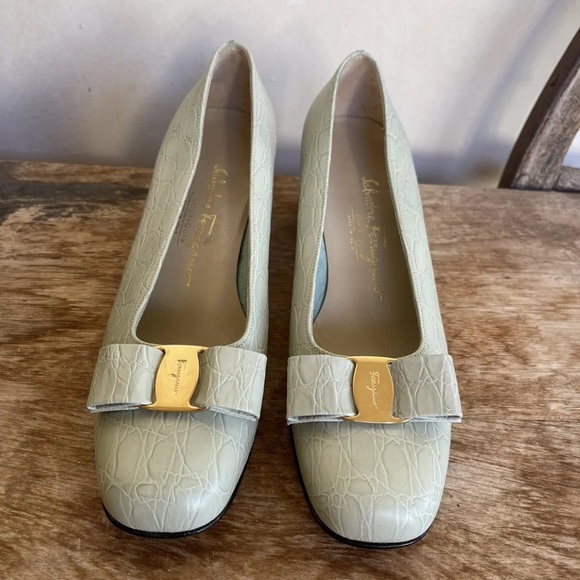 SALVATORE FERRAGAMO Lt Sage Green Crocodile Leather Vara Bow Heels 9B Worn Once! - Picture 3 of 12